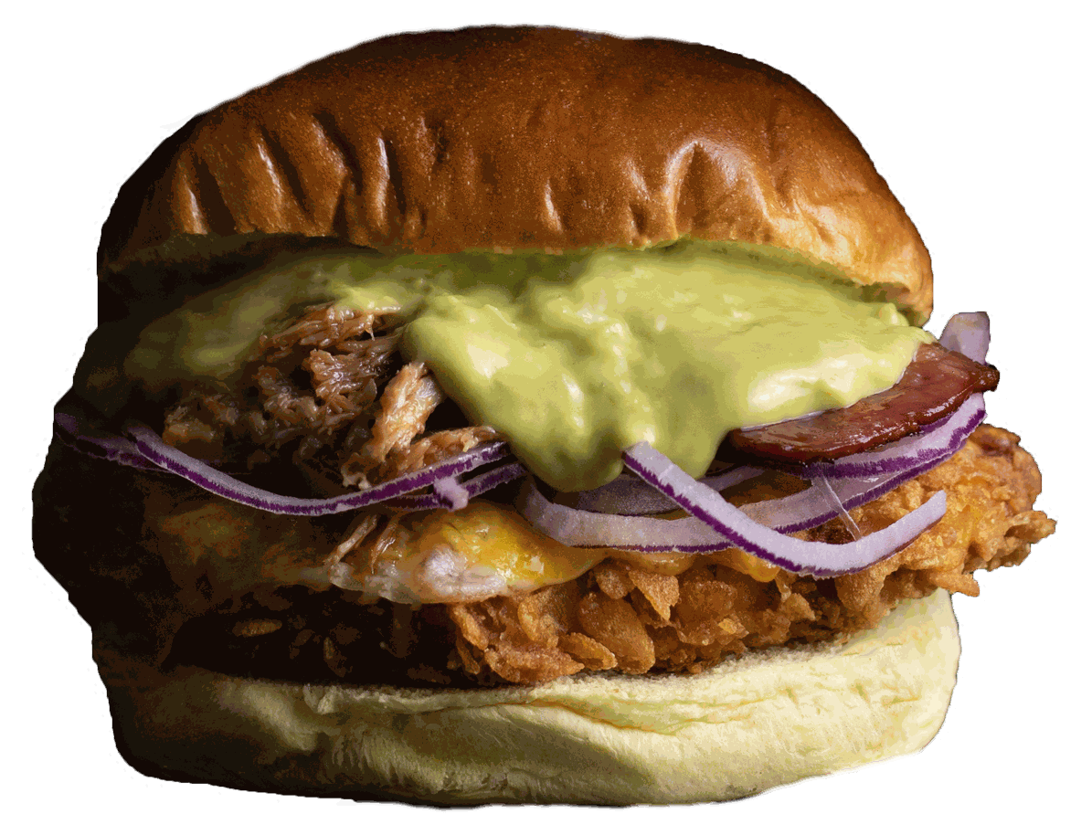 Hamburguesa de Santo Pecado con pulled pork, cheddar fundido y aros de cebolla sobre fondo negro