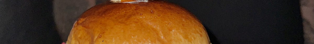 Pan de la hamburguesa en la bandeja del local