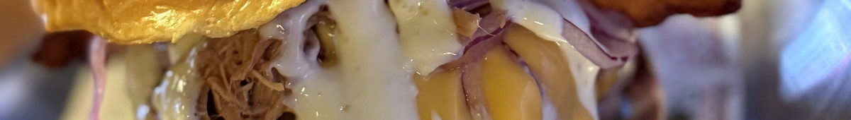 Primer plano de la carne deshecha y el queso fundido