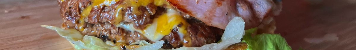 Hamburguesa doble con cebolla crujiente y bacon