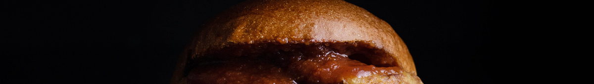 Hamburguesa Santo Pecado de la carta, sobre fondo negro