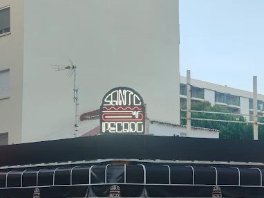 Fachada del local de Playa de Gandia con el letrero de neón sobre el toldo